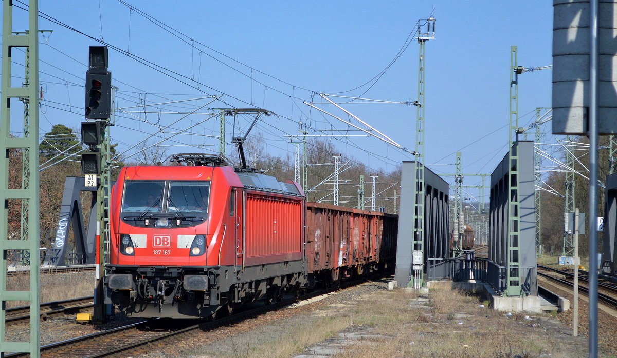 DB Cargo AG [D] mit  187 167  [NVR-Nummer: 91 80 6187 167-2 D-DB] und einem gemischtem Güterzug bei der Durchfahrt Bf. Michendorf Richtung Rangierbahnhof Seddin am 26.03.20
