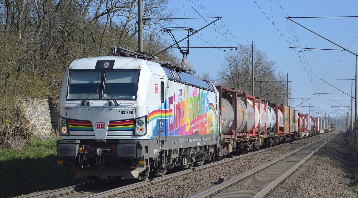 DB Cargo AG [D] mit  193 366  [NVR-Nummer: 91 80 6193 366-2 D-DB] und Containerzug am 25.03.20 Bf. Wellen (Magdeburg).