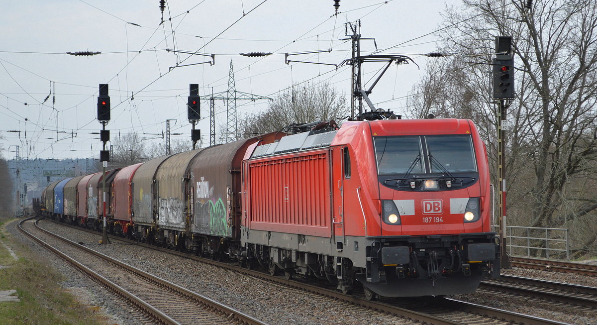DB Cargo AG [D] mit  187 194  [NVR-Nummer: 91 80 6187 194-6 D-DB] und gemischtem Güterzug Richtung Ziltendorf EKO am 19.03.20 Bf. Saarmund.