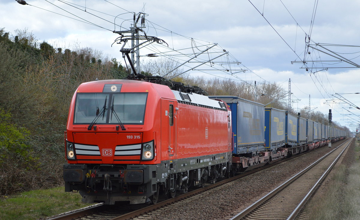 DB Cargo AG [D] mit  193 315  [NVR-Nummer: 91 80 6193 315-9 D-DB] und Taschenwagenzug am 31.03.20 Bf. Berlin-Hohenschönhausen.