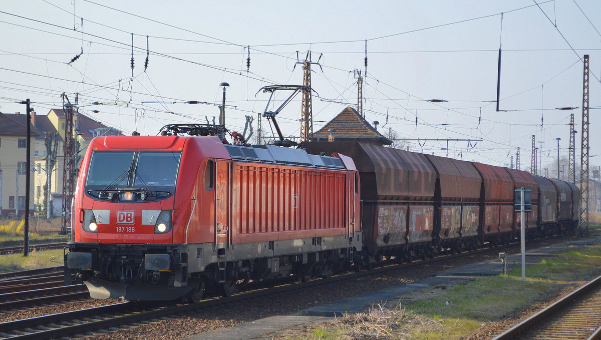 DB Cargo AG [D] mit  187 186  [NVR-Nummer: 91 80 6187 186-2 D-DB] und gemischtem Güterzug Richtung Ziltendorf EKO am 28.03.20 Bf. Frankfurt/Oder.