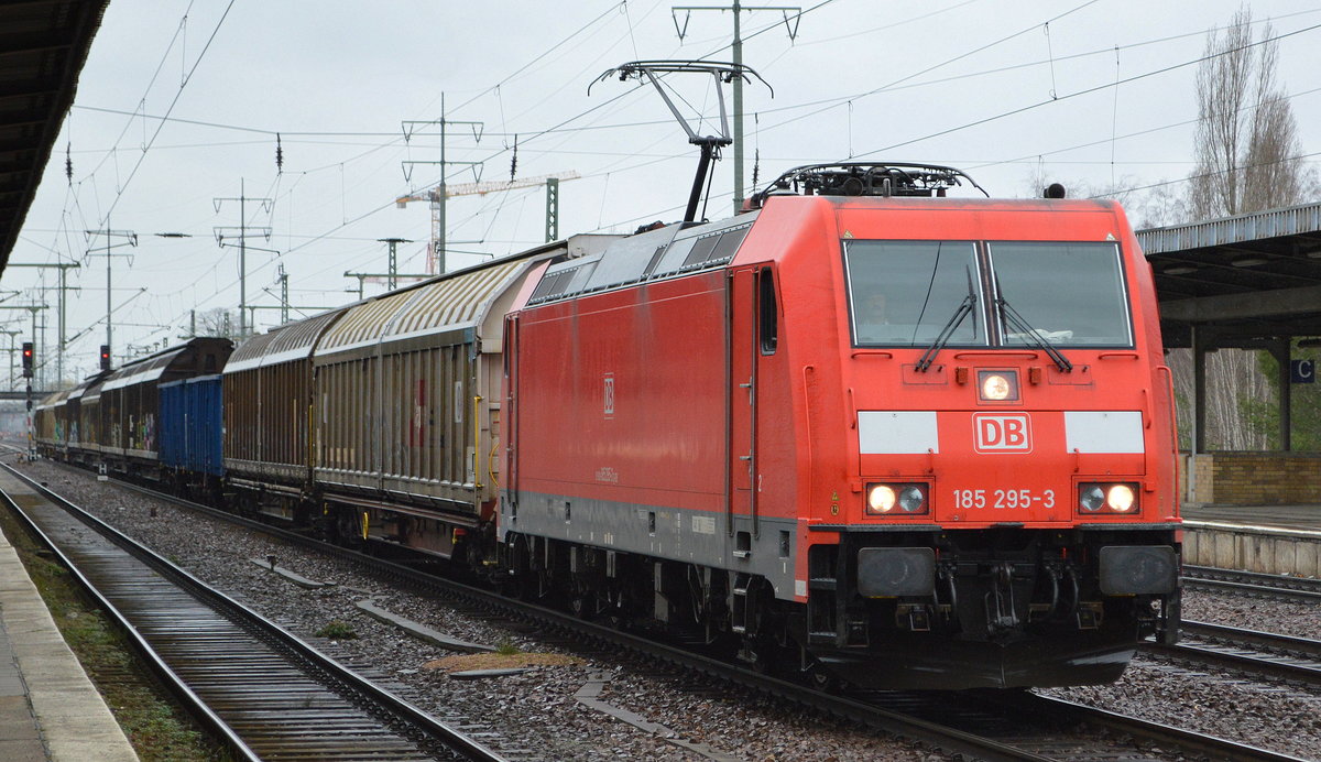 DB Cargo AG [D] mit  185 295-3  [NVR-Number: 91 80 6185 295-3 D-DB] und einem kurzen gemischten Güterzug am 10.03.20 Bf. Flughafen Berlin Schönefeld.