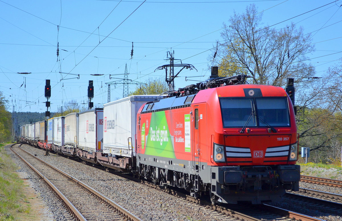 DB Cargo AG [D] mit  193 357  [NVR-Nummer: 91 80 6193 357-1 D-DB] und Taschenwagenzug Richtung Rostock am 20.04.20 Bf. Saarmund.