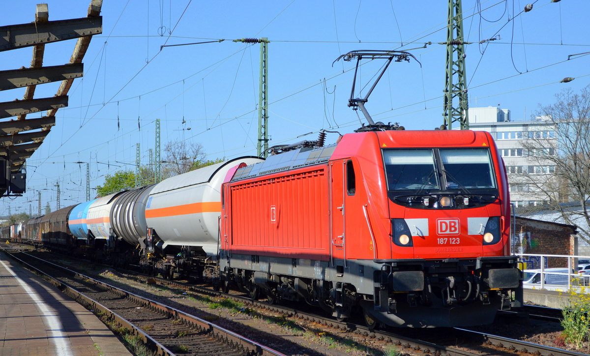 DB Cargo AG [D] mit  187 123  [NVR-Nummer: 91 80 6187 123-5 D-DB] und gemischtem Güterzug am 22.04.20 Bf. Magdeburg Neustadt.