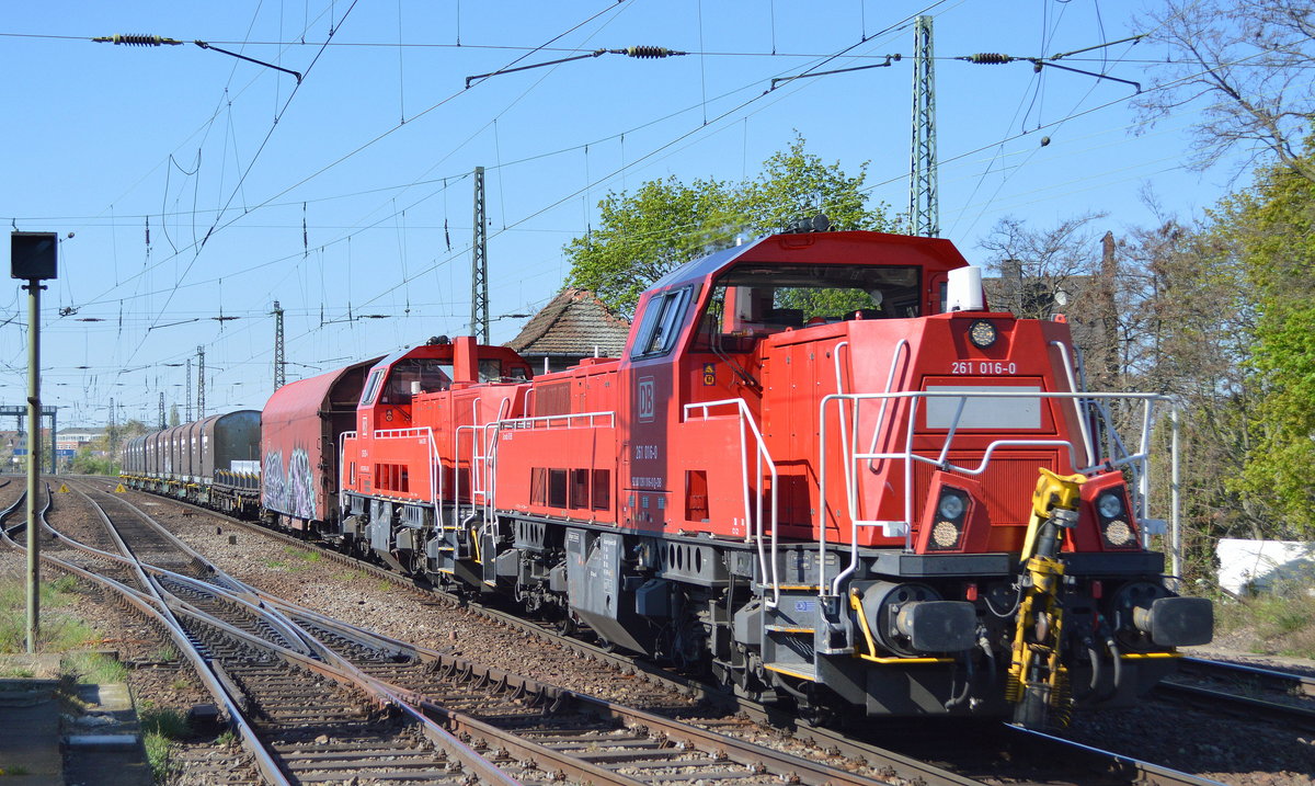 DB Cargo AG [D] mit der Voith Gravita 10 BB Doppeltraktion   261 016-0  [NVR-Nummer: 92 80 1261 016-0 D-DB] +  261 095-4  [NVR-Nummer: 92 80 1261 095-4 D-DB] mit Coilzug am 22.04.20 Magdeburg Neustadt.    