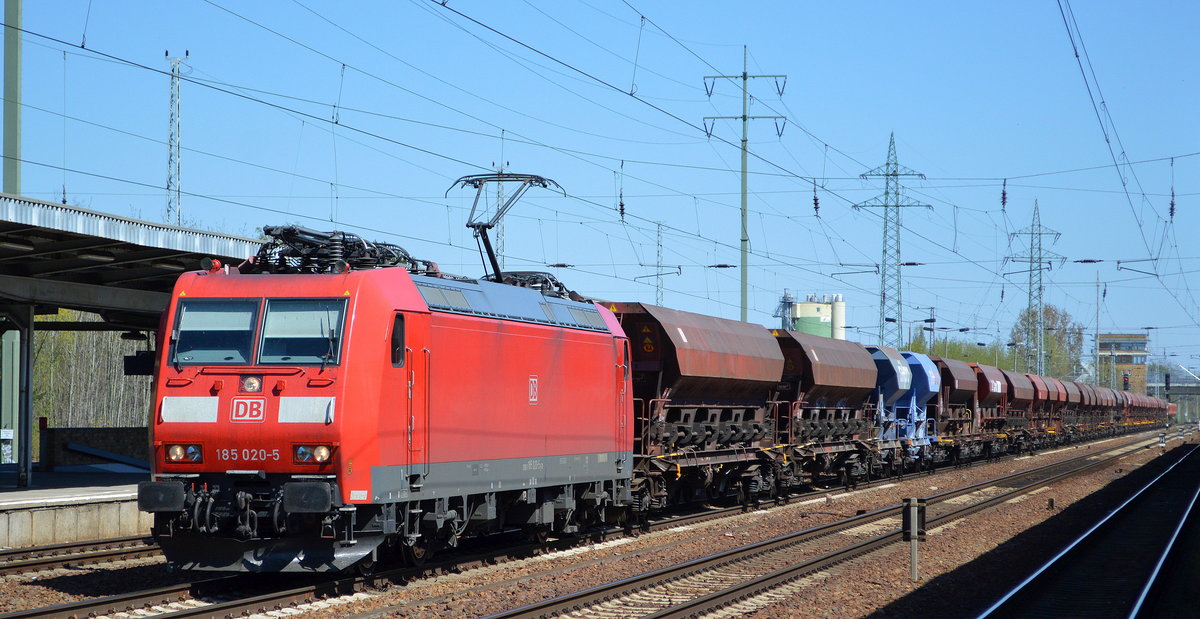 DB Cargo AG [D] mit  185 020-5  [NVR-Nummer: 91 80 6185 020-5 D-DB]und Schotterzug am 23.04.20 Bf. Flughafen Berlin Schömefeld.