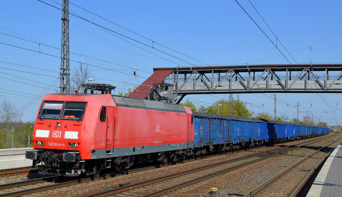 DB Cargo AG [D] mit  145 044-4  [NVR-Nummer: 91 80 6145 044-4 D-DB] fährt mit einem polnischen Kohlezug zum Personalwechsel im Bf, Saarmund ein, 21.04.20  