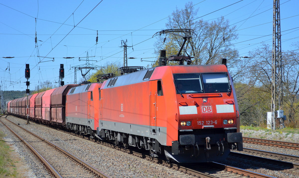 DB Cargo AG [D] mit der Doppeltraktion  152 123-6  [NVR-Nummer: 91 80 6152 123-6 D-DB] +   152 141-8  [NVR-Nummer: 91 80 6152 141-8 D-DB] mit dem Erzzug aus Hamburg Richtung Ziltendorf am 20.04.20 Bf. Saarmund.