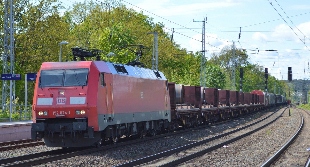DB Cargo AG [D] mit  152 074-1  [NVR-Nummer: 91 80 6152 074-1 D-DB] und Coil-Transportzug am 05.05.20 Bf. Saarmund.