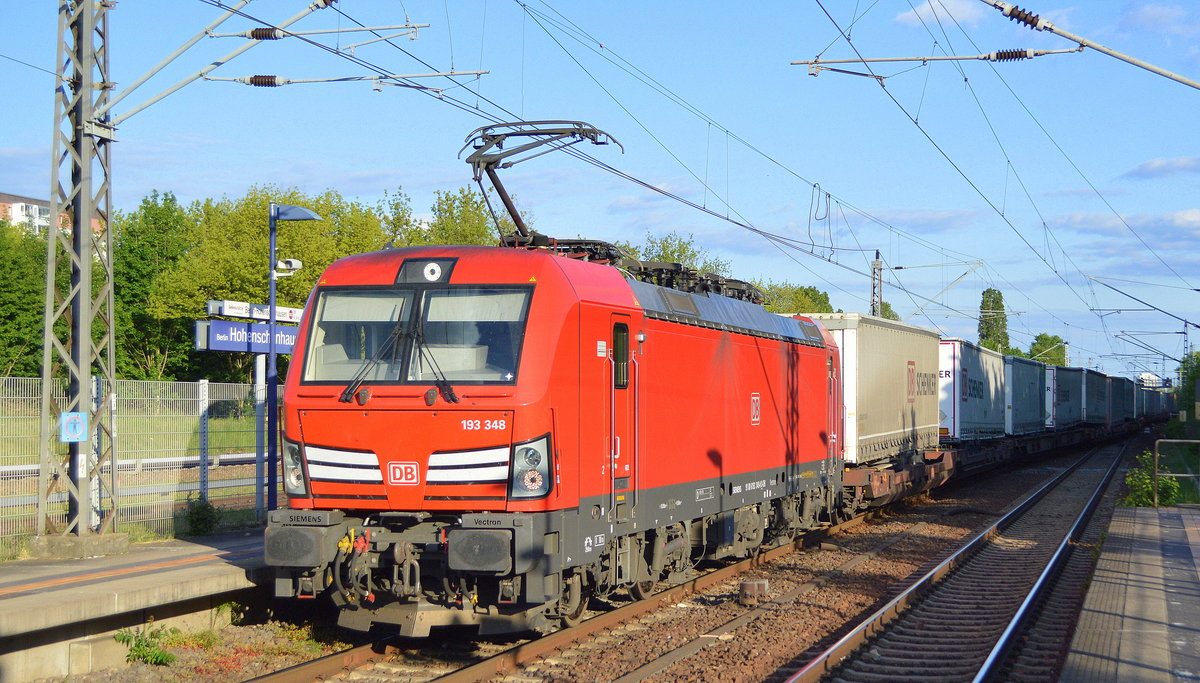 DB Cargo AG [D] mit  193 348  [NVR-Nummer: 91 80 6193 348-0 D-DB] und Taschenwagenzug Richtung Rostock am 14.05.20 Bf. Berlin Hohenschönhausen.