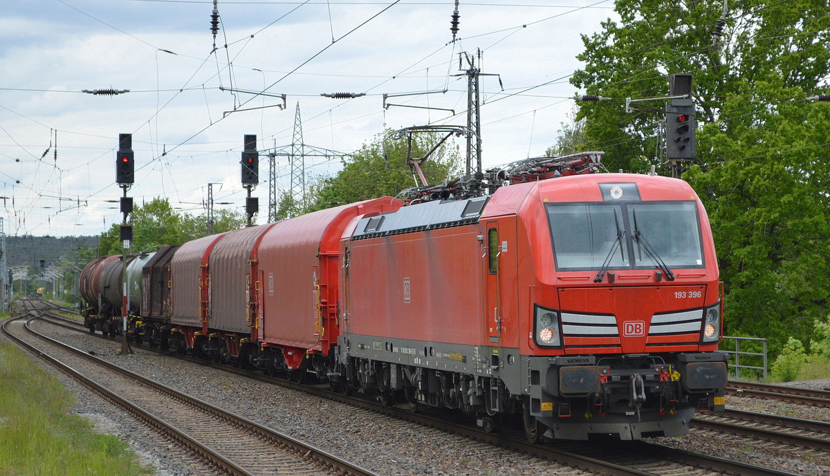 DB Cargo AG [D] mit  193 396  [NVR-Nummer: 91 80 6193 396-9 D-DB] und kurzem gemischten Güterzug am 14.05.20 Bf. Saarmund.
