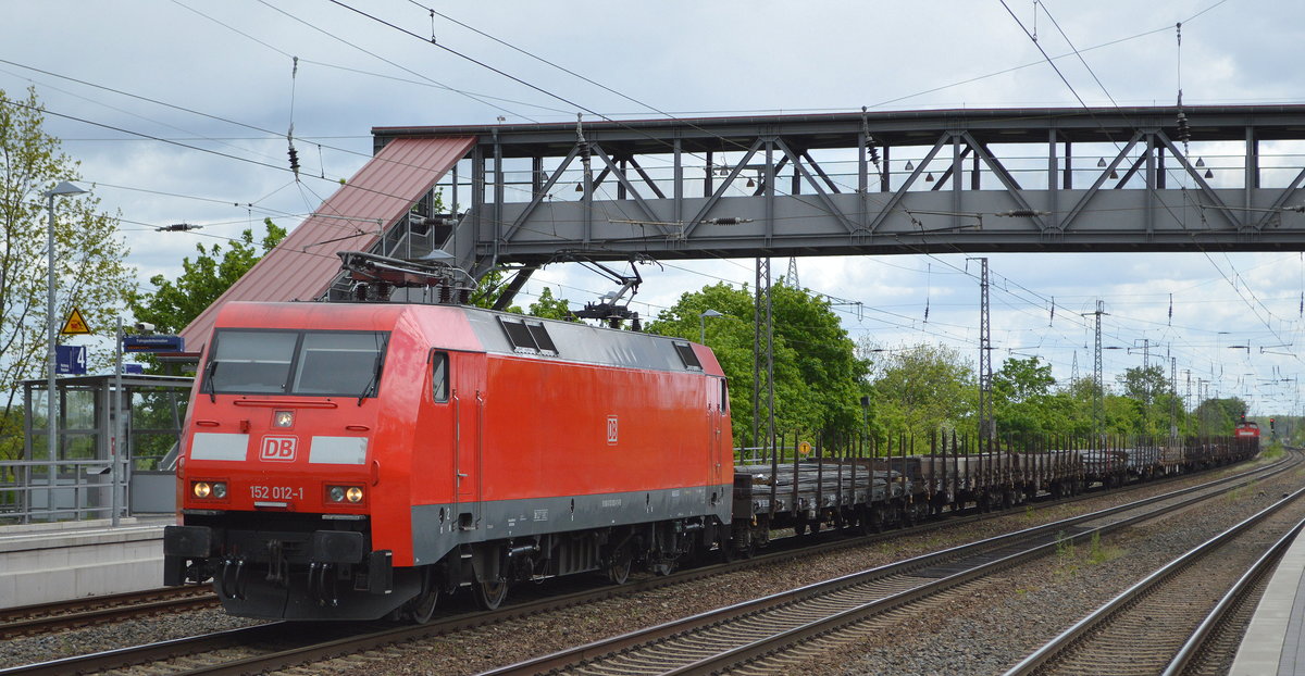 DB Cargo AG [D] mit  152 012-1  [NVR-Nummer: 91 80 6152 012-1 D-DB] und einem Güterzug mit Stahlprodukten und einer 298ér hinten dran am 12.05.20 Bf. Saarmund.