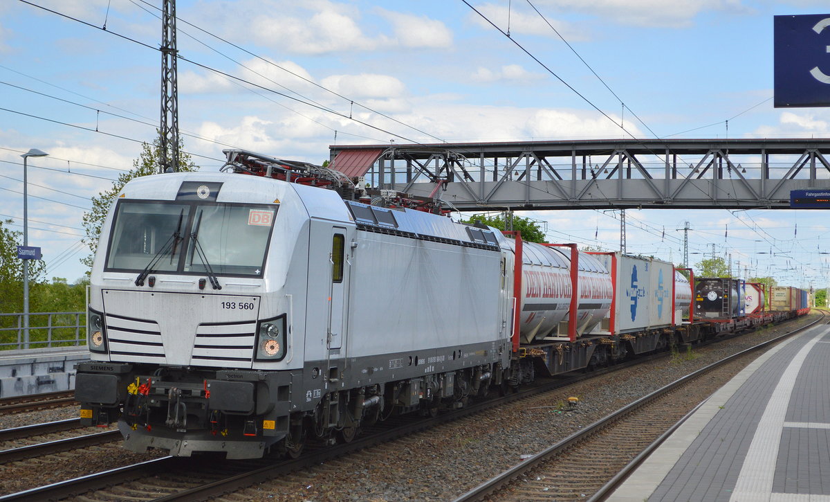 DB Cargo AG [D] mit  193 560  [NVR-Nummer: 91 80 6193 560-0 D-DB] und Containerzug kommt zum Kurzhalt mit Personalwechsel in Bf. Saarmund am 14.05.20 zum Stehen.
