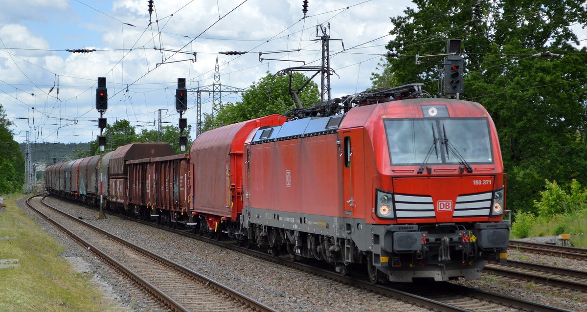 DB Cargo AG [D] mit  193 371  [NVR-Nummer: 91 80 6193 371-2 D-DB] und gemischtem Güterzug am 28.05.20 Bf. Saarmund.