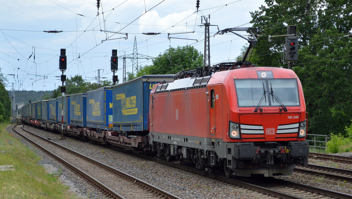 DB Cargo AG [D] mit  193 340  [NVR-Nummer: 91 80 6193 340-7 D-DB] und Taschenwagenzug Richtung Rostock am 09.06.20 Bf. Saarmund.