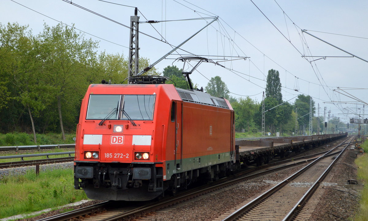 DB Cargo AG [D] mit  185 272-2  [NVR-Nummer: 91 80 6185 272-2 D-DB] Güterzug Drehgestell-Flachwagen (leer) am 11.06.20 Bf. Berlin-Hohenschönhausen.