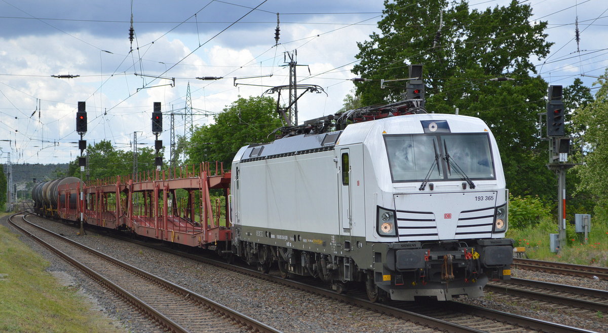 DB Cargo AG [D] mit  193 365  [NVR-Nummer: 91 80 6193 365-4 D-DB] und gemischtem Güterzug am 26.05.20 Bf. Saarmund.