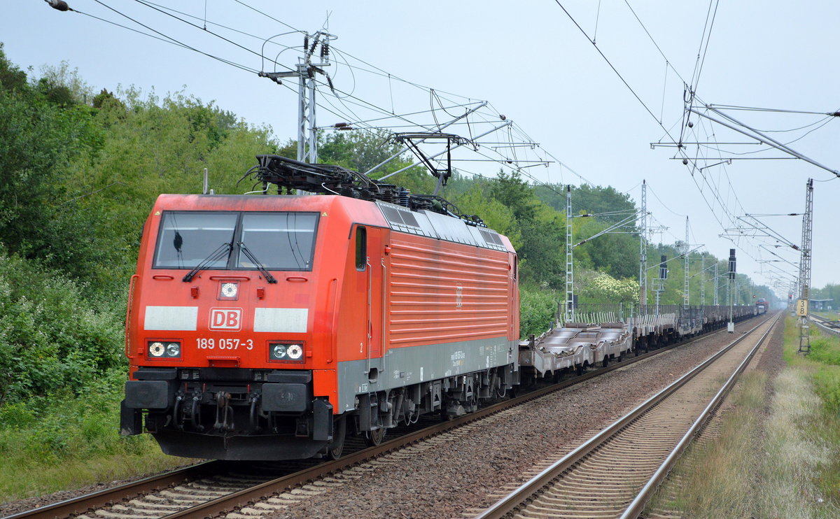 DB Cargo AG [D] mit  189 057-3  [NVR-Nummer: 91 80 6189 057-3 D-DB] und PKW-Transportzug (leer) am 11.06.20 Durchfahrt Bf. Berlin Hohenschönhausen.