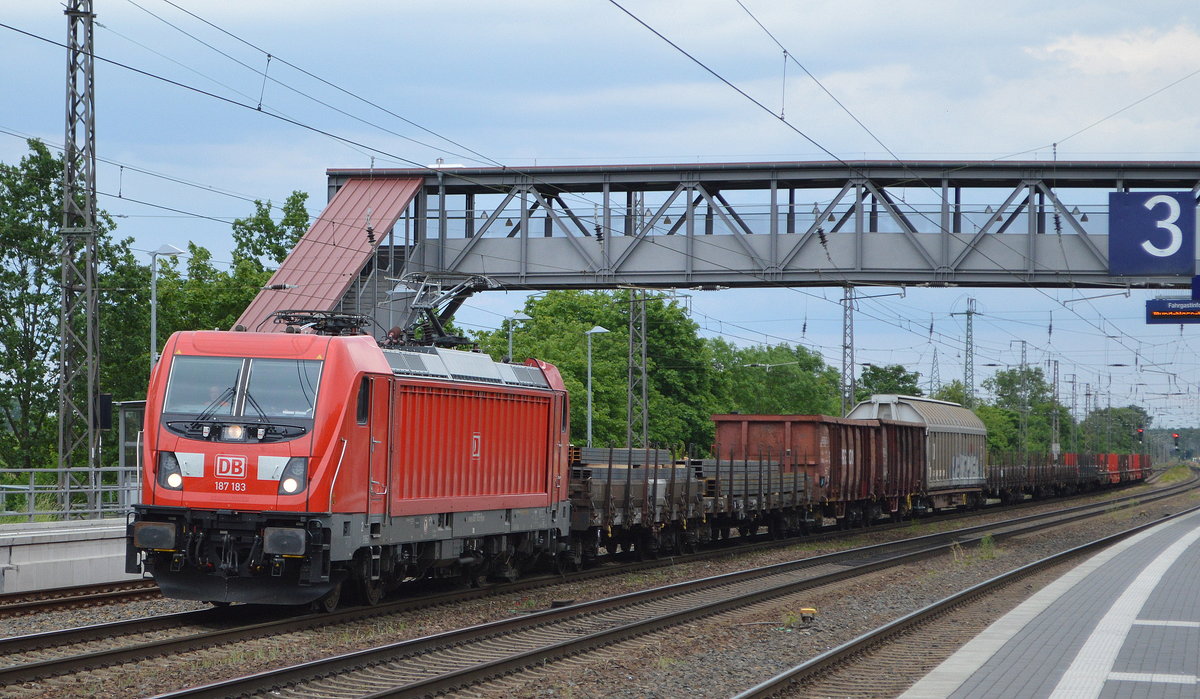 DB Cargo AG [D] mit  187 183  [NVR-Nummer: 91 80 6187 183-9 D-DB] und gemischtem Güterzug Richtung Seddin am 09.06.20 Bf. Saarmund.