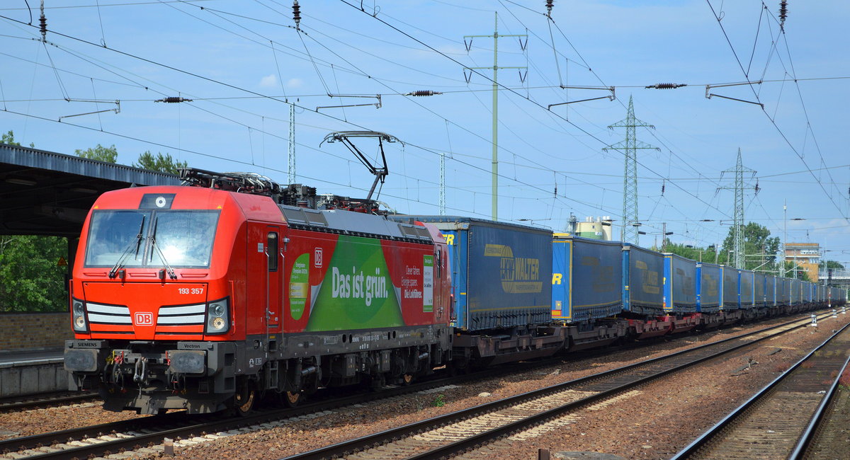 DB Cargo AG [D] mit  193 357  [NVR-Nummer: 91 80 6193 357-1 D-DB] und Taschenwagenzug aus Rostock am 18.06.20 Bf. Flughafen Berlin Schönefeld.