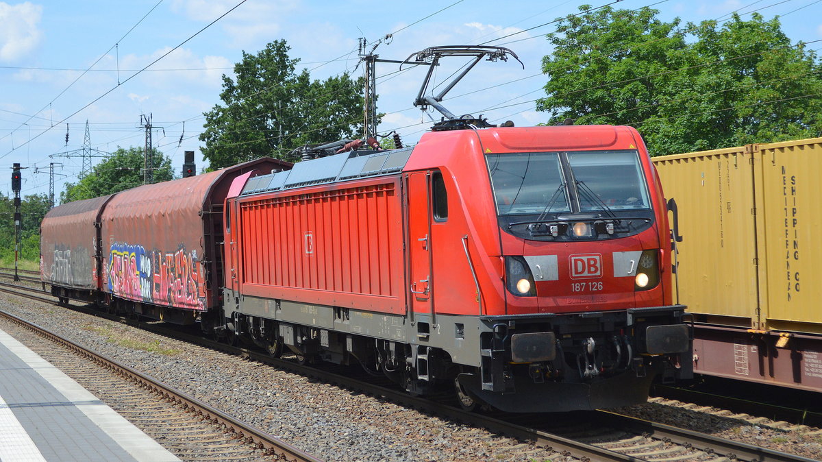 DB Cargo AG [D] mit  187 126  [NVR-Nummer: 91 80 6187 126-8 D-DB] mit zwei Güterwagen mit Plane am 16.06.20 Bf. Saarmund.