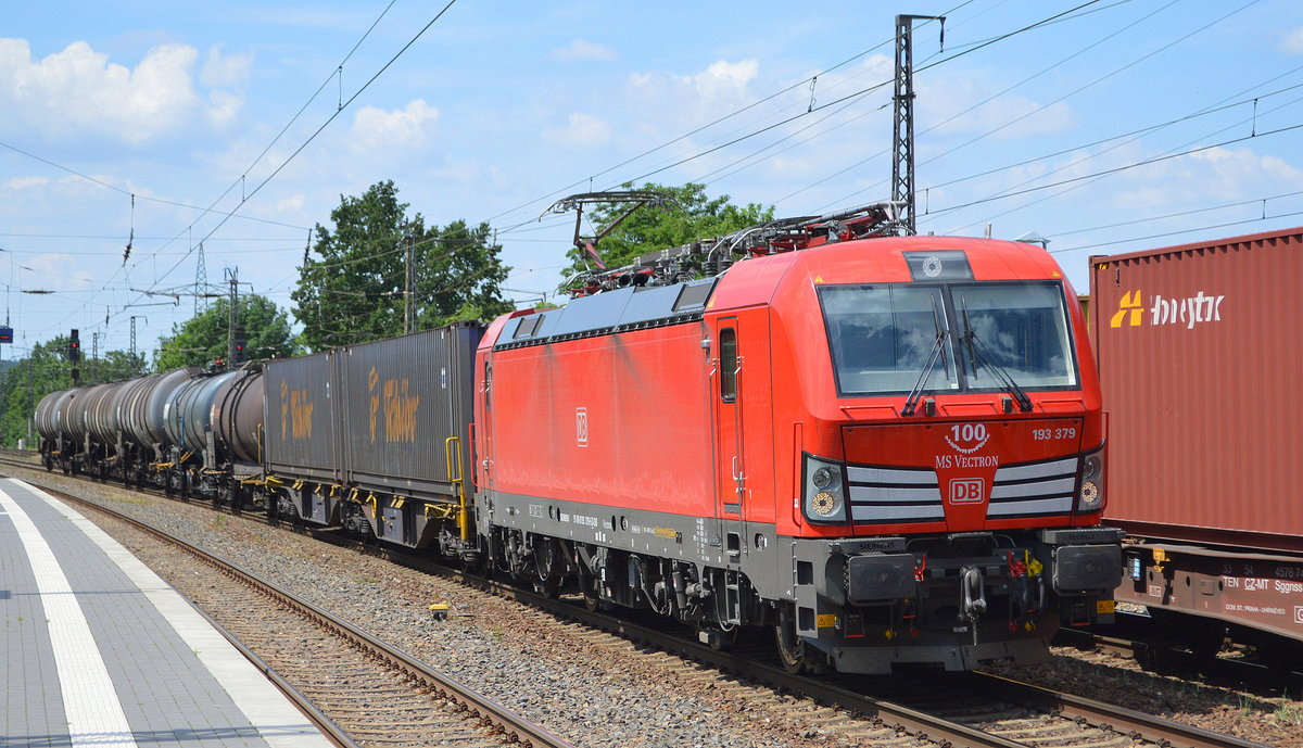 DB Cargo AG [D] mit  193 379  [NVR-Nummer: 91 80 6193 379-5 D-DB] und einigen Güterwagen am 16.06.20 Bf. Saarmund.