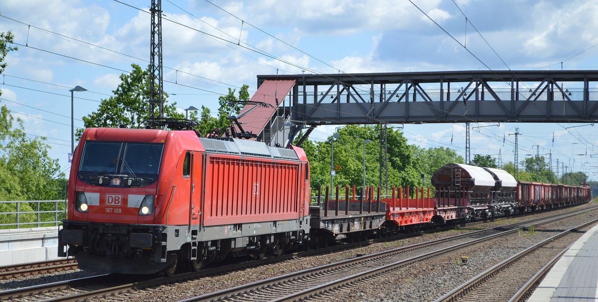 DB Cargo AG [D] mit  187 109  [NVR-Nummer: 91 80 6187 109-4 D-DB] und gemischtem Güterzug Richtung Seddin am 26.05.20 Bf. Saarmund.
