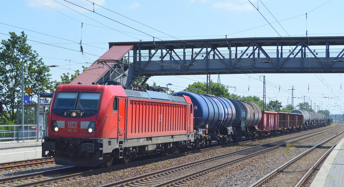 DB Cargo AG [D] mit  187 179  [NVR-Nummer: 91 80 6187 179-7 D-DB] und gemischtem Güterzug Richtung Seddin am 27.06.20 Bf. Saarmund.
