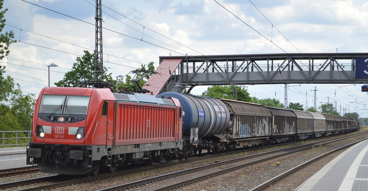 DB Cargo AG [D] mit  187 137  [NVR-Nummer: 91 80 6187 137-5 D-DB] und gemischtem Güterzug Richtung Seddin am 09.06.20 Bf. Saarmund.