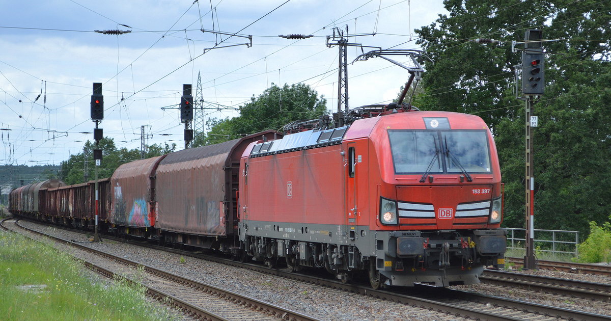 DB Cargo AG [D] mit  193 397  [NVR-Nummer: 91 80 6193 397-7 D-DB] und gemischtem Güterzug am 07.07.20 Bf. Saarmund.