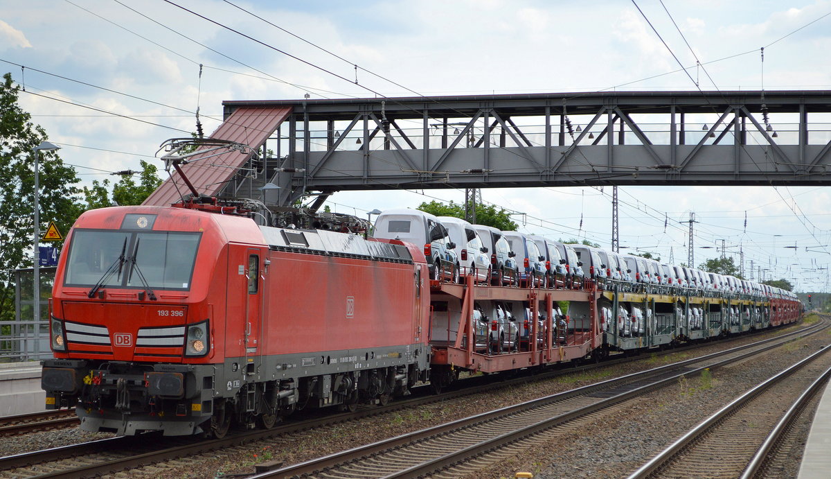 DB Cargo AG [D] mit  193 396  [NVR-Nummer: 91 80 6193 396-9 D-DB] und PKW-Transportzug am 09.06.20 Bf. Saarmund.