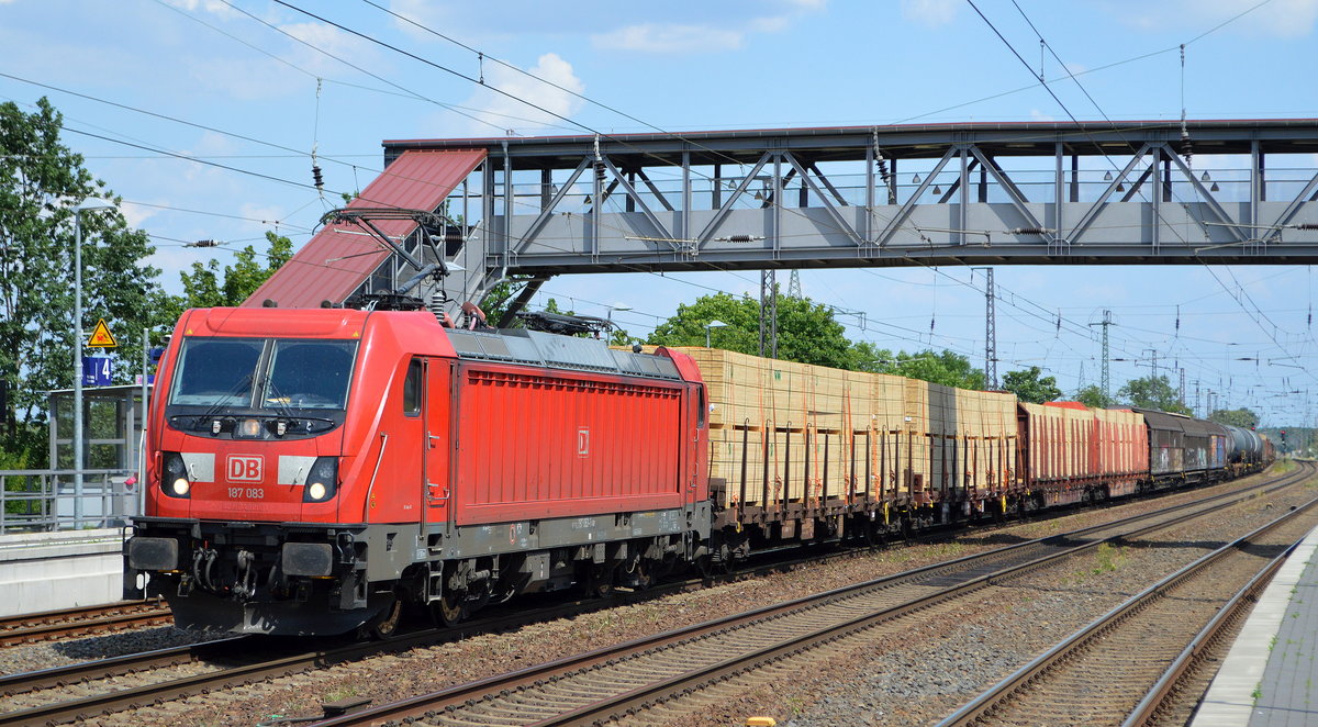 DB Cargo AG [D] mit  187 083  [NVR-Nummer: 91 80 6187 083-1 D-DB] und gemischtem Güterzug Richtung Seddin am 27.06.20 Bf. Saarmund.