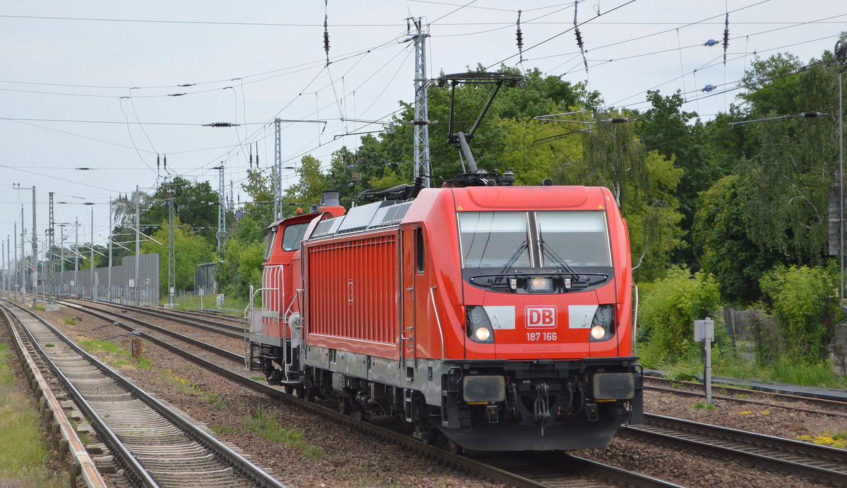 DB Cargo AG [D] mit  187 166  [NVR-Nummer: 91 80 6187 166-4 D-DB] und  363 163-7  (NVR-Nummer:  9880 3 363 163-7 D-DB ) am Haken als Lokzug am 04.06.20 Berlin-Hirschgarten.