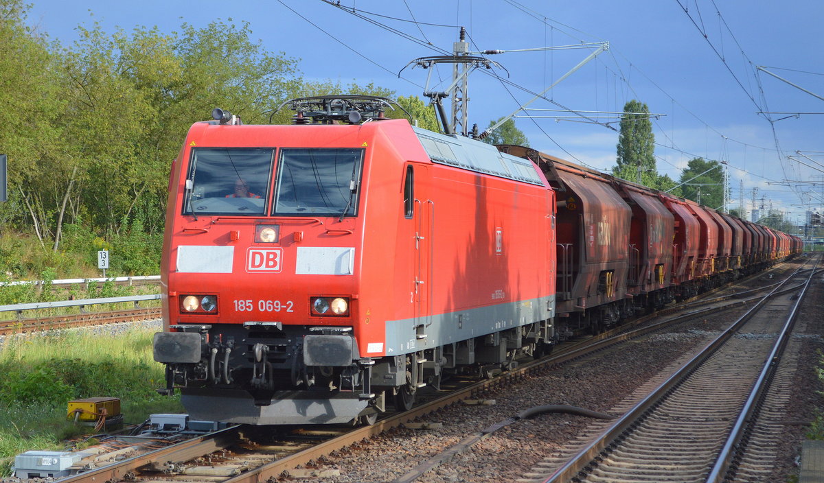 DB Cargo AG [D] mit  185 069-2  [NVR-Nummer: 91 80 6185 069-2 D-DB] und Kali-Güterzug am 31.08.20 Bf. Berlin-Hohenschönhausen. 