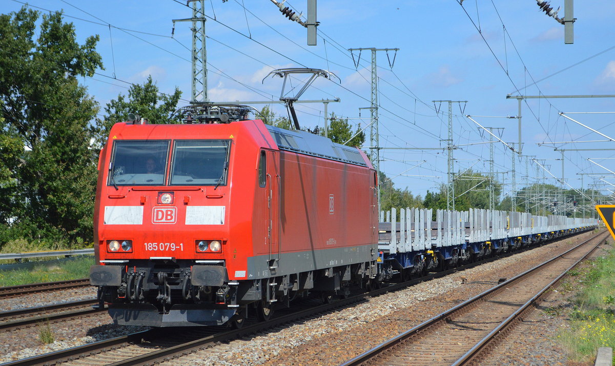 DB Cargo AG [D] mit  185 079-1  [NVR-Nummer: 91 80 6185 079-1 D-DB] und einem Ganzzug Drehgestell-Flachwagen mit mit Stahl-Brammen am 03.09.20 Bf. Golm (Potsdam).