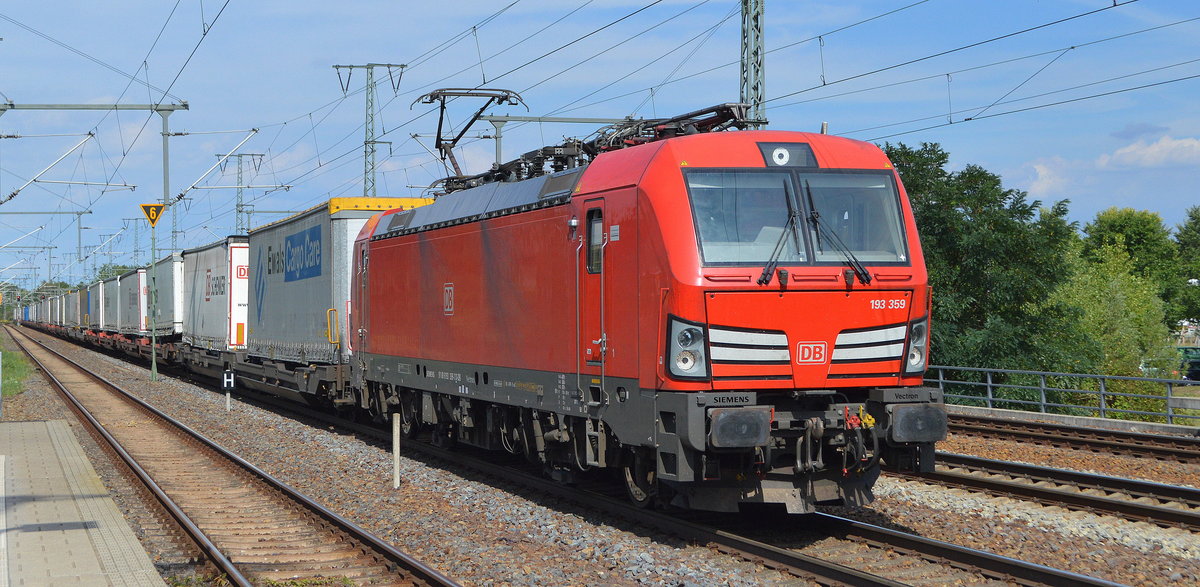 DB Cargo AG [D] mit  193 359  [NVR-Nummer: 91 80 6193 359-7 D-DB] mit Taschenwagenzug am 03.09.20 Durchfahrt Bf. Golm (Potsdam).