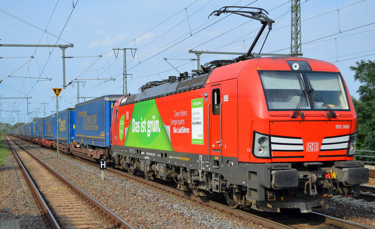 DB Cargo AG [D] mit  193 300  [NVR-Nummer: 91 80 6193 300-1 D-DB] und Taschenwagenzug am 03.09.20 Durchfahrt Bf. Golm (Potsdam).