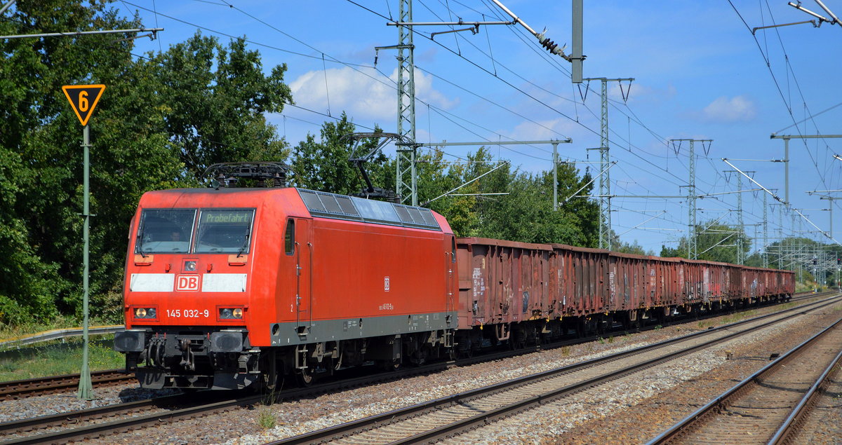 DB Cargo AG [D] mit  145 032-9  [NVR-Nummer: 91 80 6145 032-9 D-DB] und einem Ganzzzug offener Drehgestell-Güterwagen  am 03.09.20 Durchfahrt Bf. Golm (Potsdam).