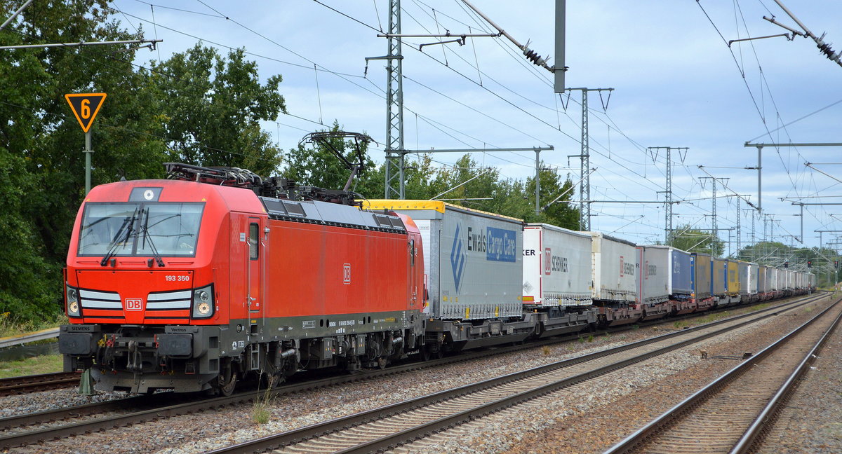 DB Cargo AG [D] mit  193 350  [NVR-Nummer: 91 80 6193 350-6 D-DB] und Taschenwagenzug am 08.09.20 Durchfahrt Bf. Golm (Potsdam).