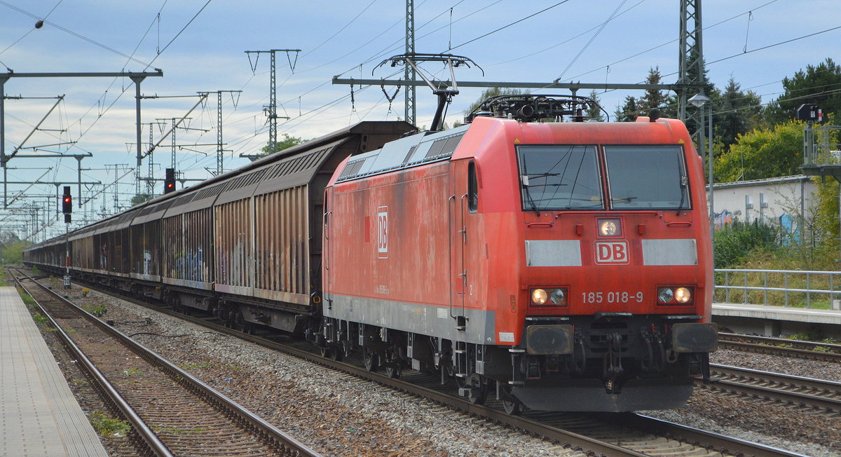 DB Cargo AG [D] mit  185 018-9  [NVR-Nummer: 91 80 6185 018-9 D-DB) und Ganzzug Schiebewandwagen am 08.09.20 Bf. Golm (Potsdam).