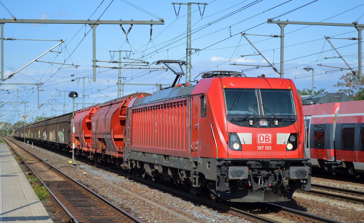 DB Cargo AG [D] mit  187 165  [NVR-Nummer: 91 80 6187 165-6 D-DB] und gemischtem Güterzug am 24.09.20 Richtung Seddin  Durchfahrt Bf. Golm (Potsdam).