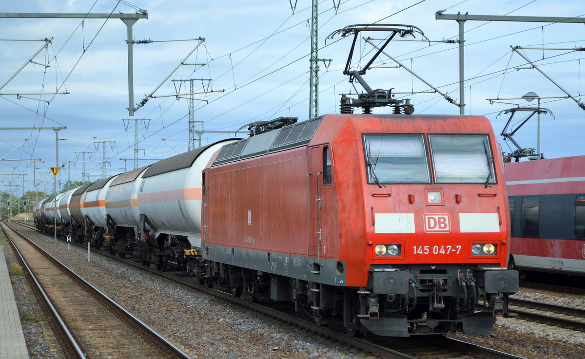 DB Cargo AG [D] mit  145 047-7  [NVR-Nummer: 91 80 6145 047-7 D-DB] und einem Güterzug Druckgaskesselwagen am 24.09.20 Durchfahrt Bf. Golm (Potsdam).
