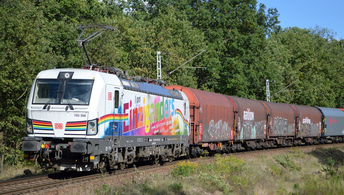 DB Cargo AG [D] mit  193 366  [NVR-Nummer: 91 80 6193 366-2 D-DB] mit einem Coilzug in der langen Kurve Berlin Wuhlheide an einem goldenen Oktobertag, 04.10.20