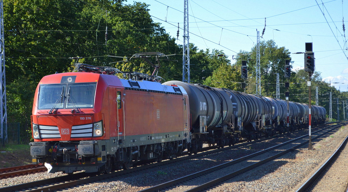 DB Cargo AG [D] mit  193 376  [NVR-Nummer: 91 80 6193 376-1 D-DB] und Kesselwagenzug am 28.09.20 Bf. Saarmund.