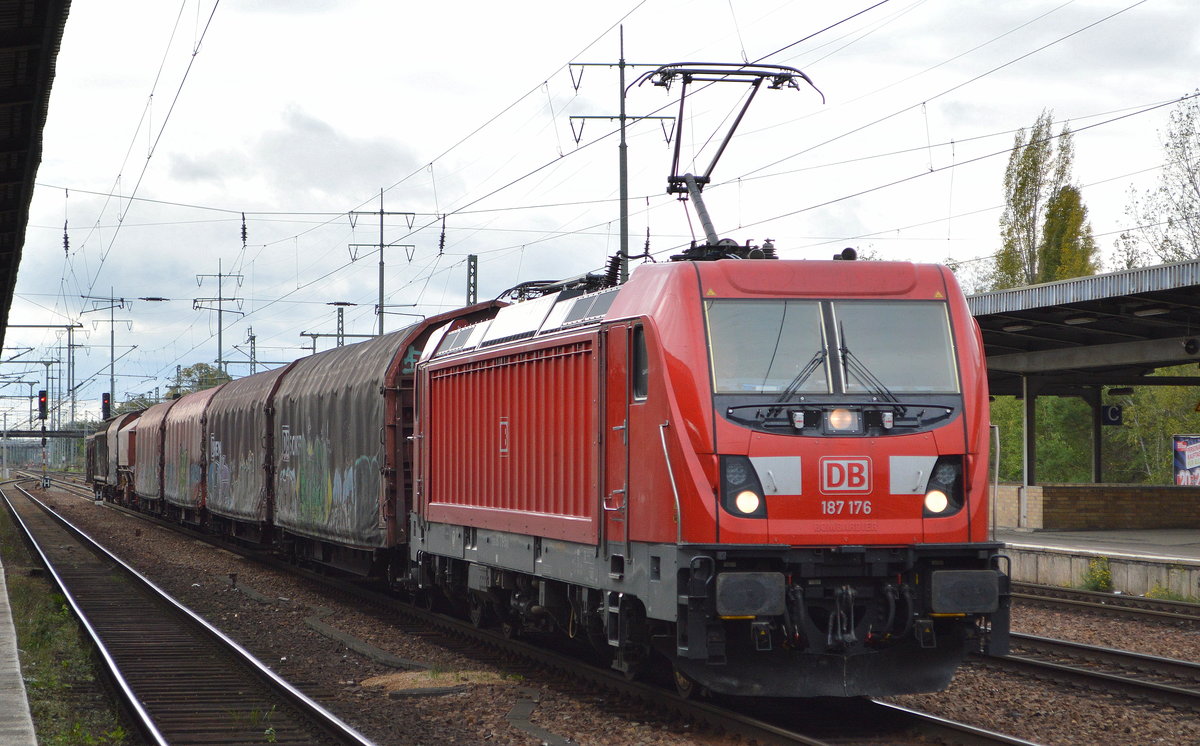 DB Cargo AG [D] mit  187 176  [NVR-Nummer: 91 80 6187 176-3 D-DB] und einigen Güterwagen bei der Durchfahrt Bf. Flughafen Berlin Schönefeld am 06.10.20