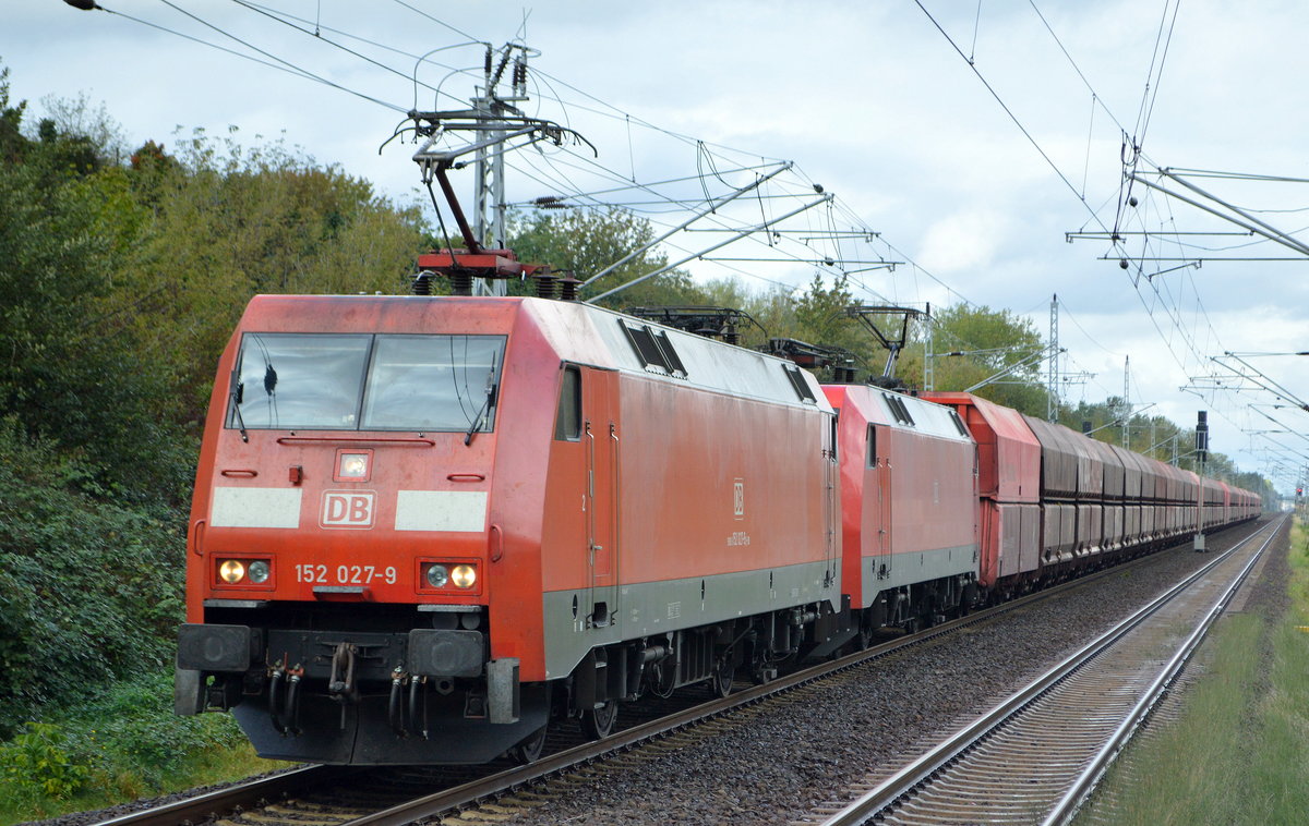 DB Cargo AG [D] mit der Doppeltraktion  152 027-9  [NVR-Nummer: 91 80 6152 027-9 D-DB] +  152 167-3  [NVR-Nummer: 91 80 6152 167-3 D-DB] mit Erzzug aus Hamburg Richtung Ziltendorf EKO am 07.10.20 Durchfahrt BF. Berlin Hohenschönhausen.