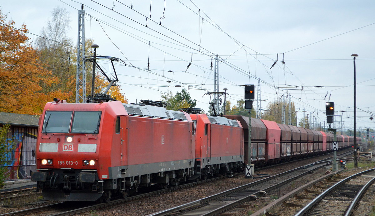DB Cargo AG [D] mit der Doppeltraktion  185 013-0  [NVR-Nummer: 91 80 6185 013-0 D-DB]] +   185 204-5  [NVR-Nummer: 91 80 6185 204-5 D-DB] mit Erzzug vom Hansaport Hamburg Richtung Ziltendorf EKO am 26.10.20 Berlin Hirschgarten.