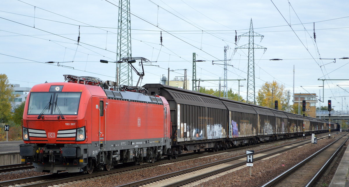 DB Cargo AG [D] mit  193 387  [NVR-Nummer: 91 80 6193 387-8 D-DB] und Ganzzug Schiebewandwagen am 27.10.20 Durchfahrt BF. Flughafen BER Terminal 5.