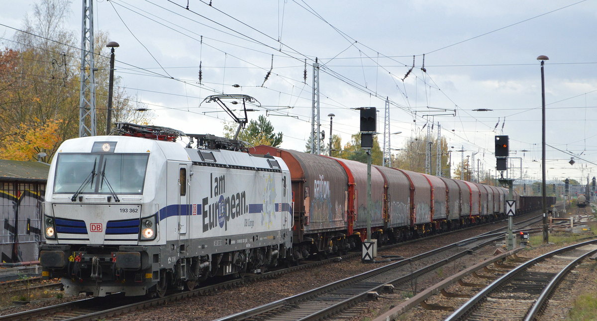 DB Cargo AG [D] mit  193 362  [NVR-Nummer: 91 80 6193 362-1 D-DB] und gemischtem Güterzug Richtung Ziltendorf EKO am 29.10.20 Berlin Hirschgarten.