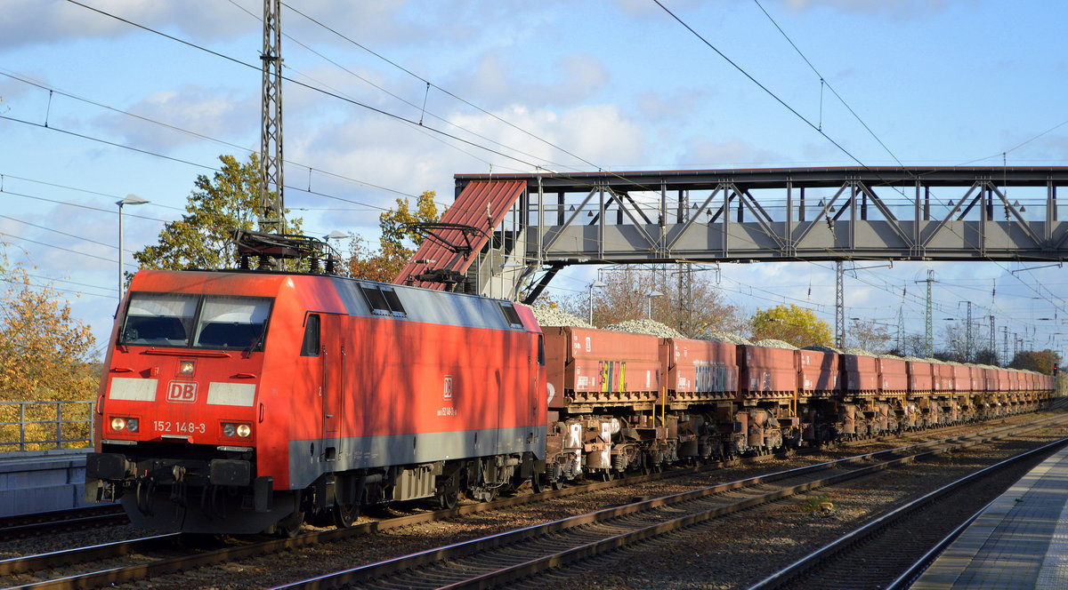 DB Cargo AG [D] mit  152 148-3  [NVR-Nummer: 91 80 6152 148-3 D-DB] und Schotterzug am 05.11.20 Bf. Saarmund.